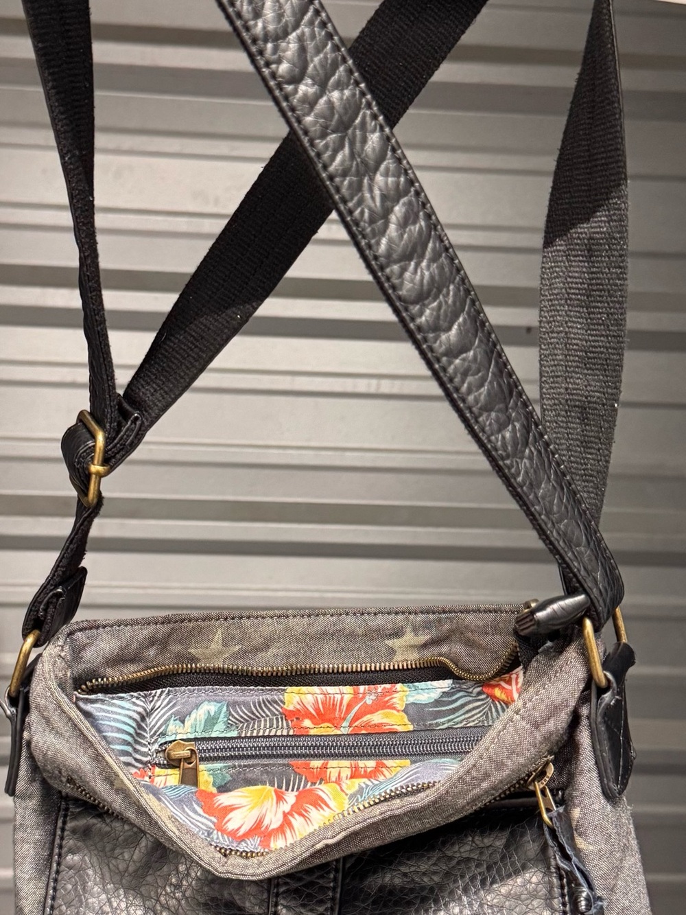 Pistil Designs Women’s Crossbody “Gotta Run” Bag Like New